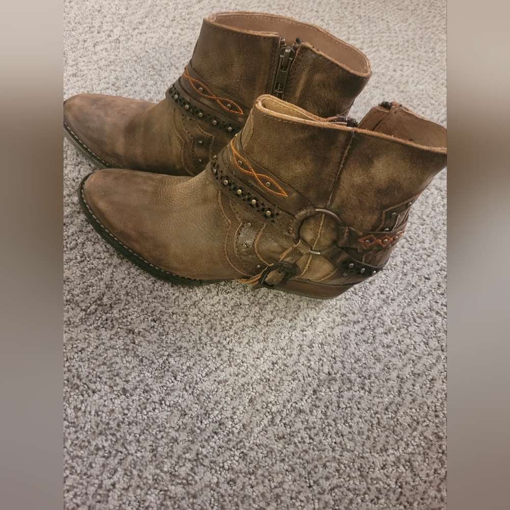 Women's size 8.5 Like New Leather Booties